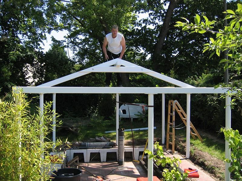 Ein Mann steht auf einem weißen Gebäude