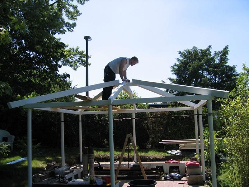 Ein Mann arbeitet auf dem Dach eines Gebäudes