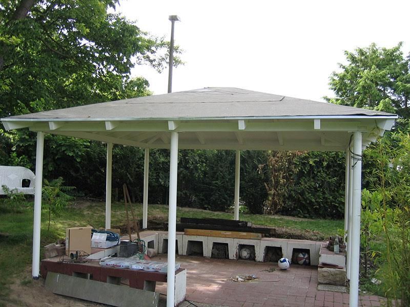 Auf einer gemauerten Terrasse wird ein Pavillon errichtet