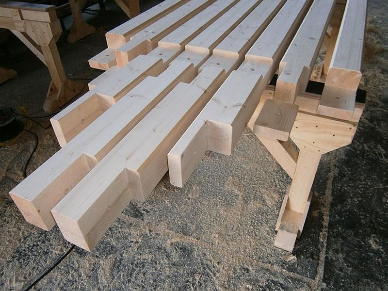 Ein Haufen Holzstücke sind übereinander gestapelt