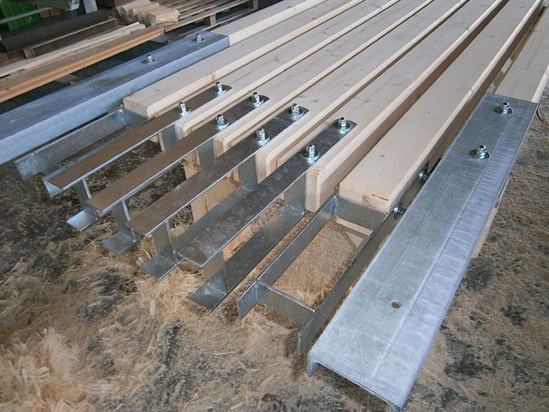 Ein Haufen Holzbretter, die übereinander liegen