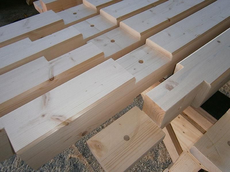 Ein Haufen Holzstücke sind übereinander gestapelt