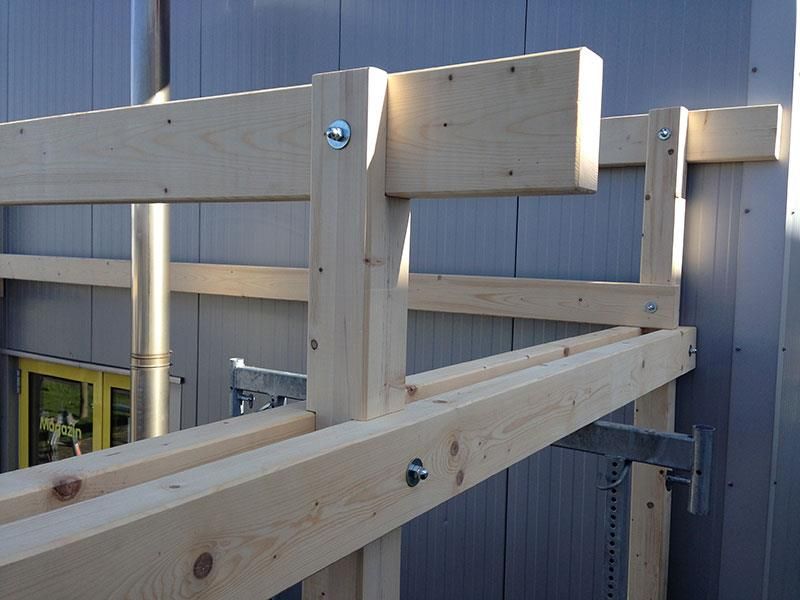 An der Seite eines Gebäudes wird eine Holzkonstruktion errichtet