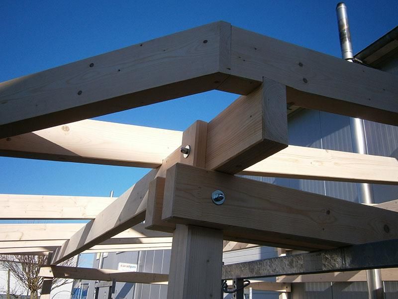 Eine Holzkonstruktion mit einem blauen Himmel im Hintergrund