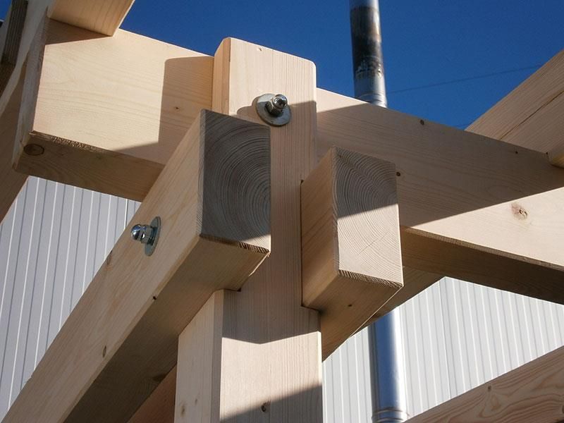 Eine Nahaufnahme einer Holzkonstruktion mit einem blauen Himmel im Hintergrund