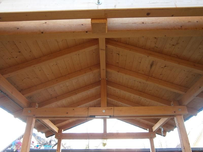 Eine Holzkonstruktion mit einem Dach aus Holz