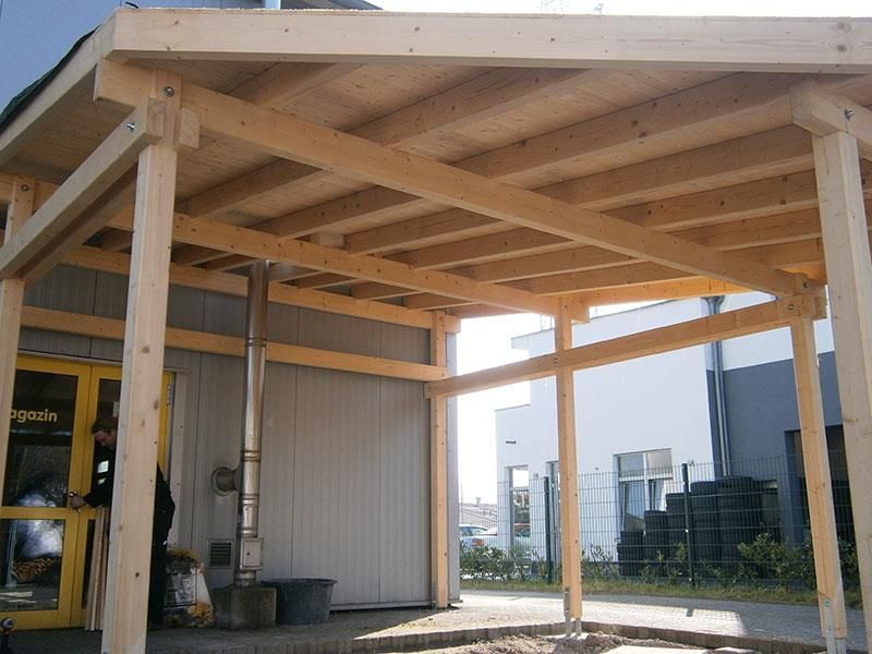 Ein Gebäude mit einer gelben Tür und einem Holzdach