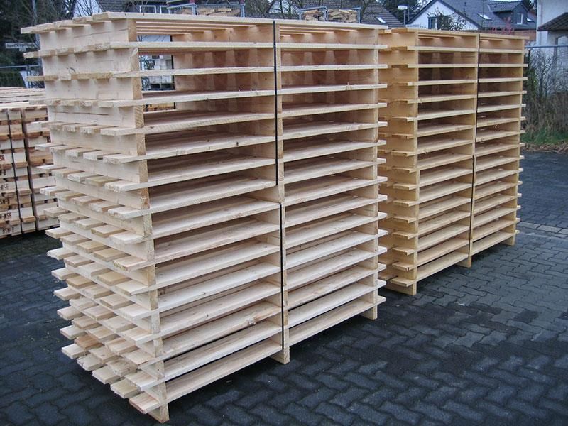 Ein Stapel Holzpaletten auf einem Ziegelsteinpflaster