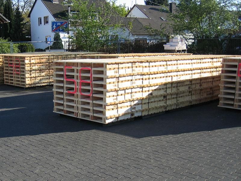 Ein Haufen Holzpaletten sind übereinander gestapelt