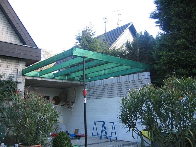 Ein Backsteinhaus mit einem grünen Baldachin darüber