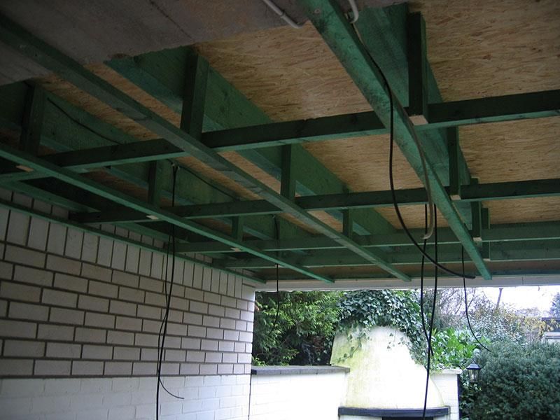 Ein weißes Backsteingebäude mit einer Holzdecke