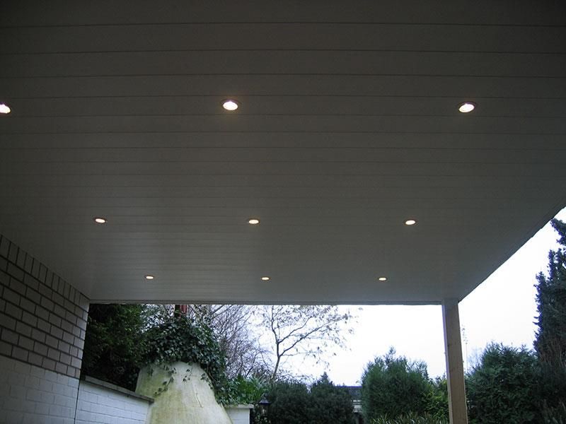 Eine weiße Decke mit vielen Lichtern darauf