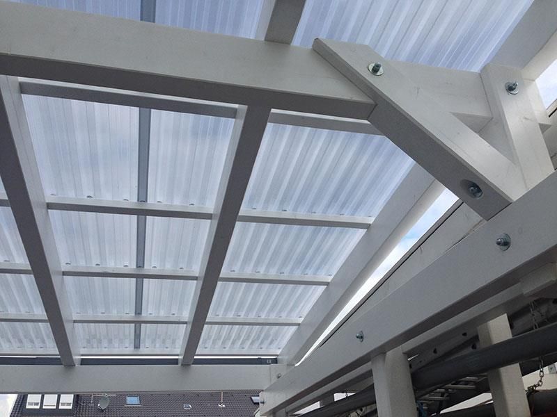 Das Dach eines Gebäudes mit einem durchsichtigen Kunststoffdach