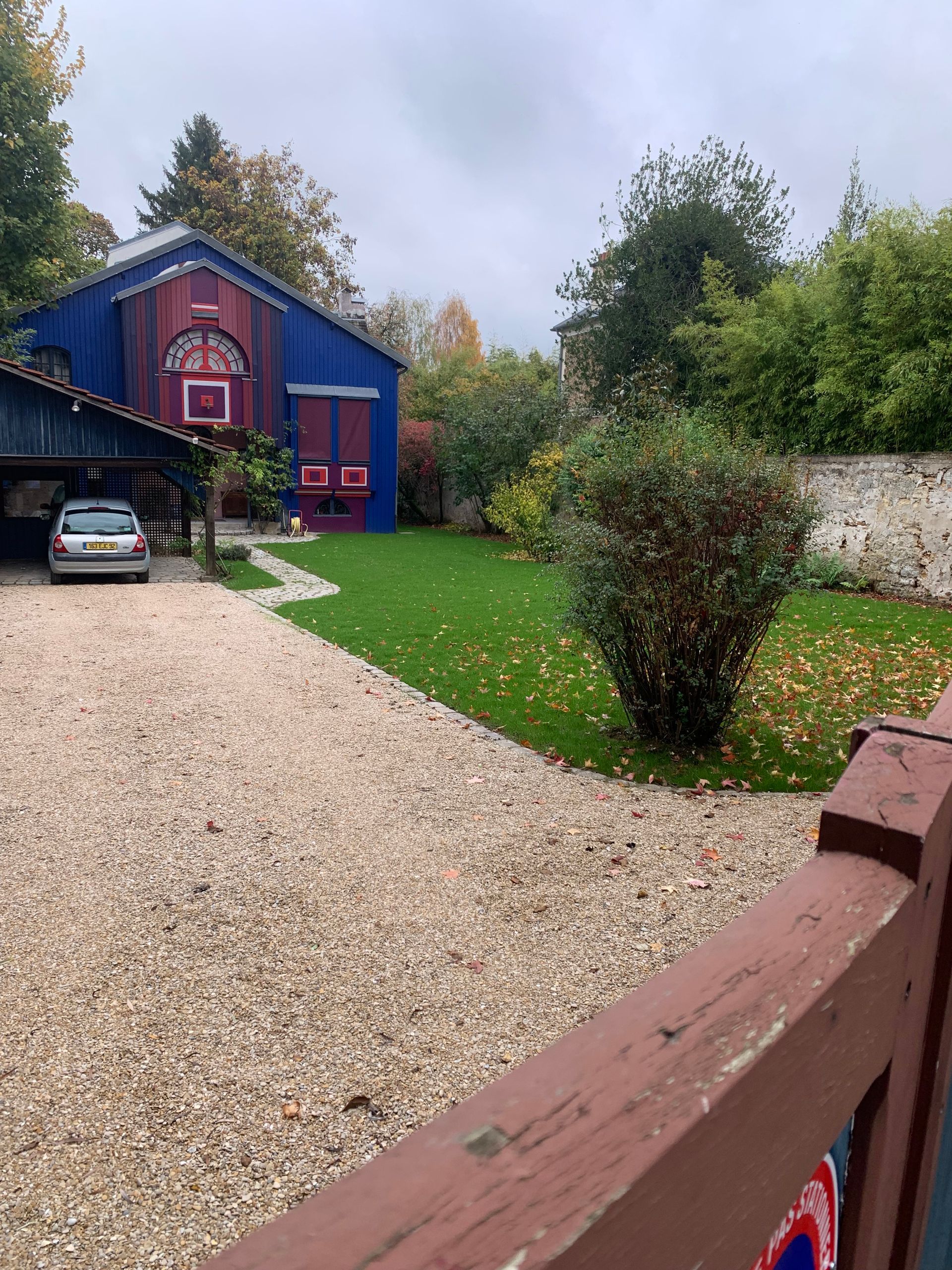 Aménagement d'une allée en gravier et tonte de pelouse