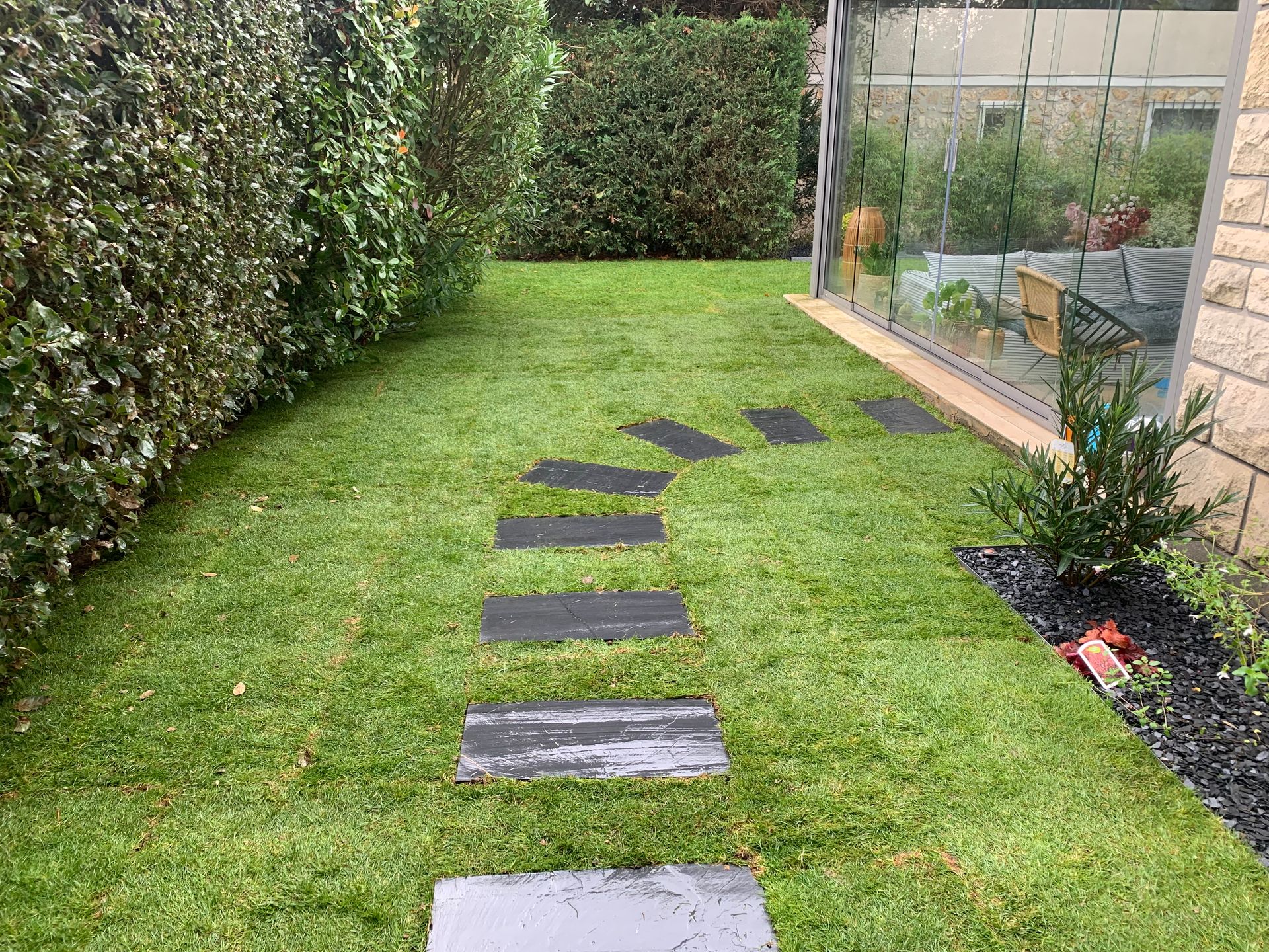 Pose de dalles en ardoise dans un jardin
