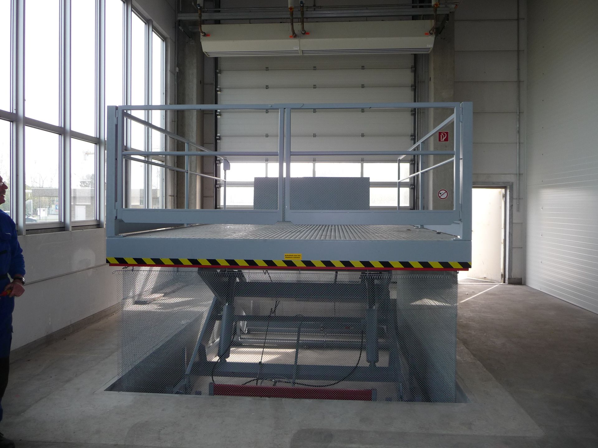 Drei Laderampen mit roten Toren der Firma IVS Industrietore & Verladetechnik GmbH & Co. KG