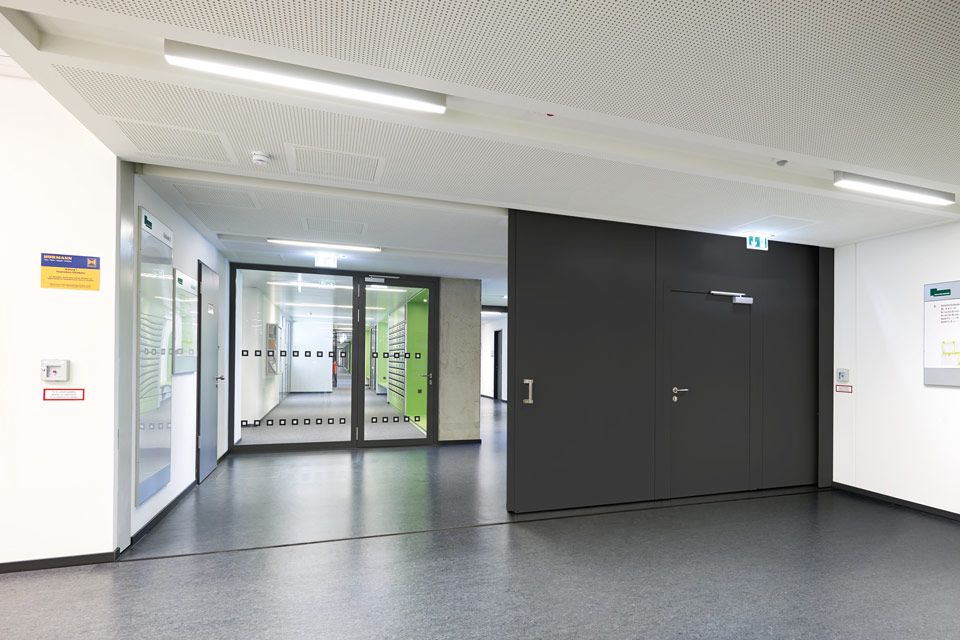 Zwei Brandschutztüren der Firma IVS Industrietore & Verladetechnik GmbH & Co. KG und ein Feuerloescher