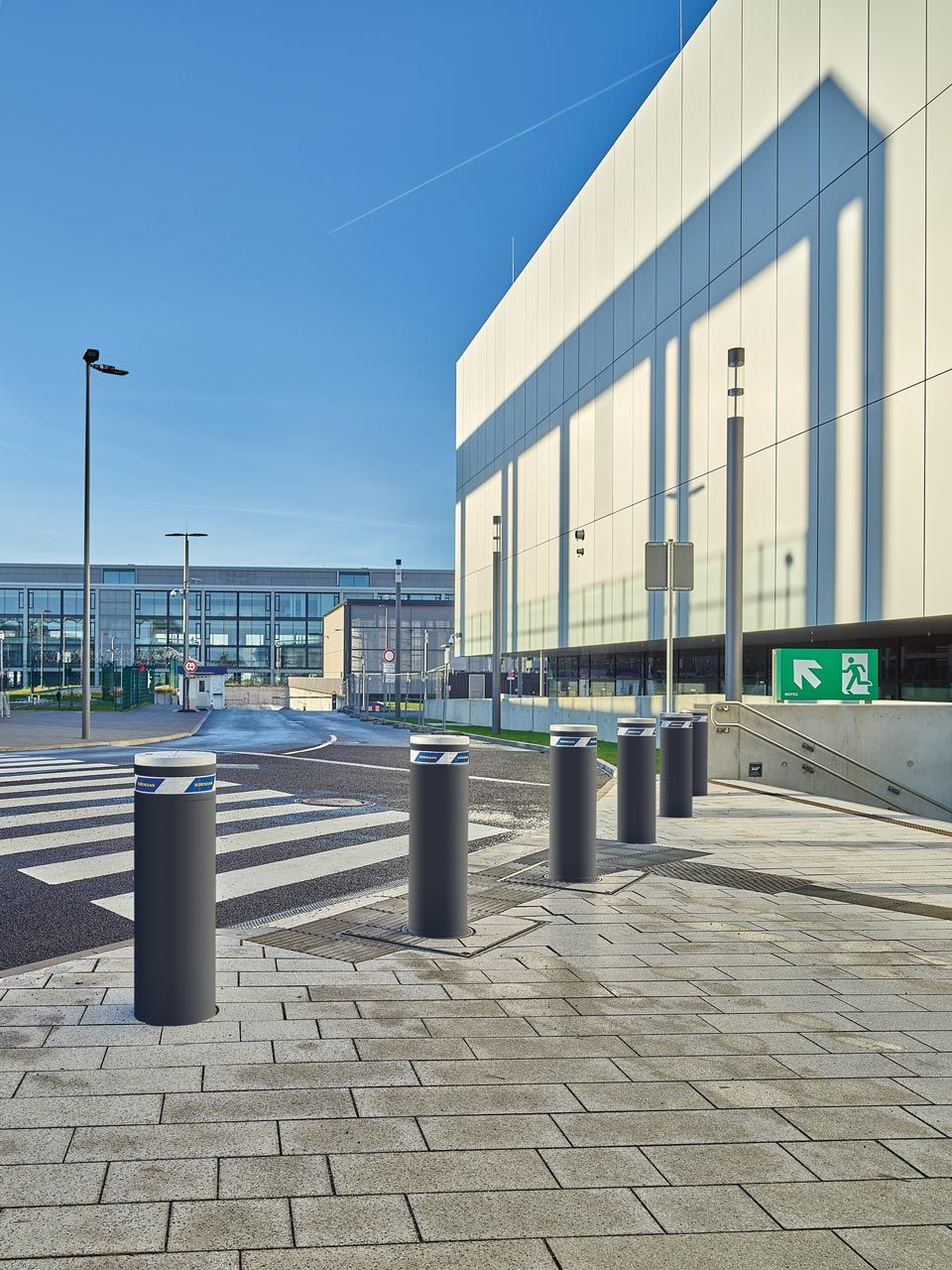 Vier Poller, installiert von der Firma IVS Industrietore & Verladetechnik GmbH & Co. KG