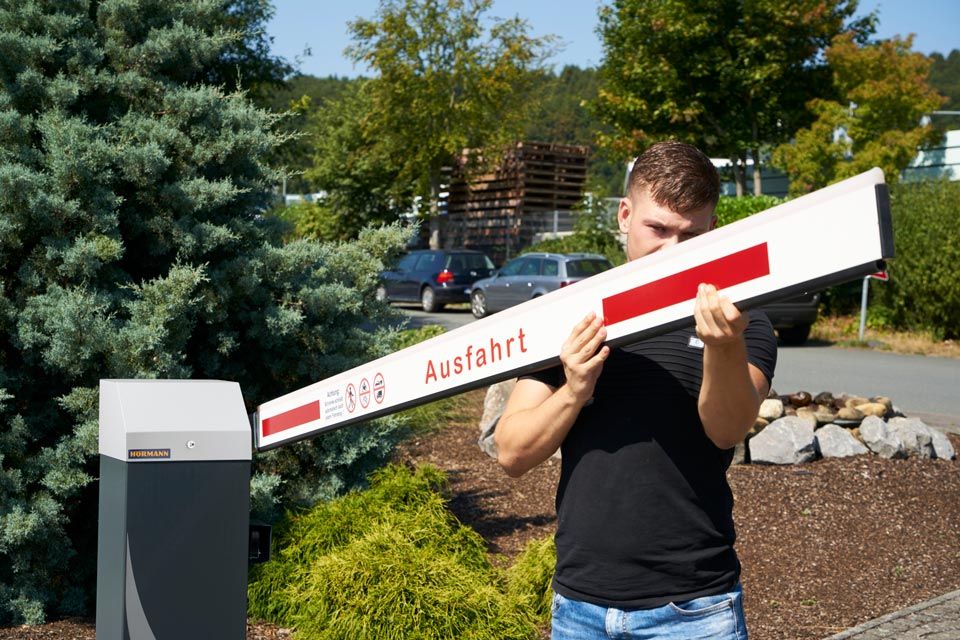 Lagerhalle mit orange-farbenen Dach und verschiedenen Laderampen von IVS Industrietore & Verladetechnik GmbH & Co. KG