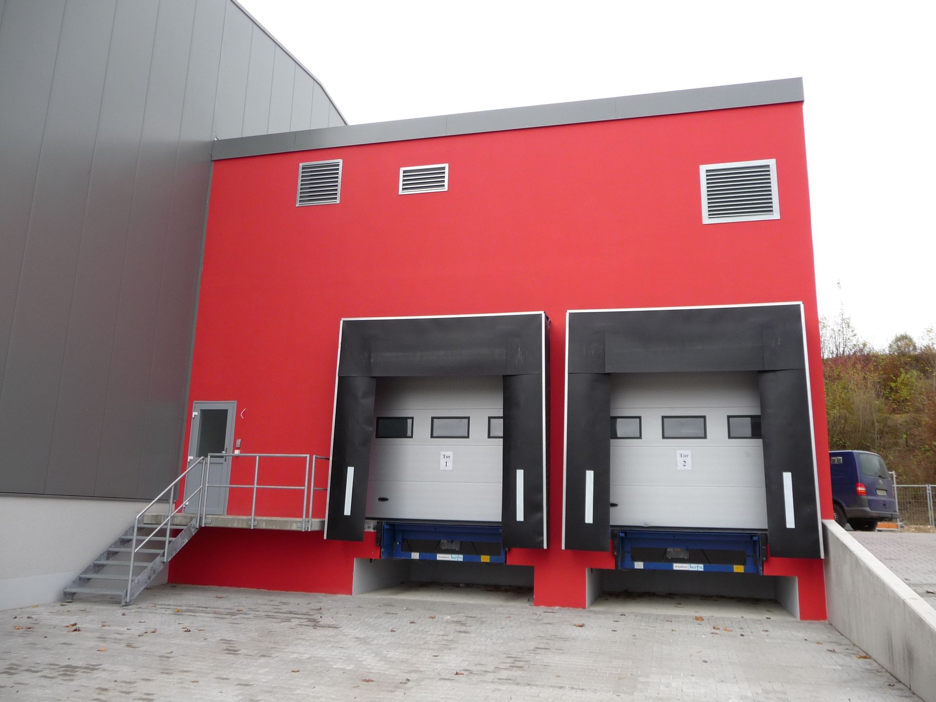 Zwei Industrietore der Firma IVS Industrietore & Verladetechnik GmbH & Co. KG