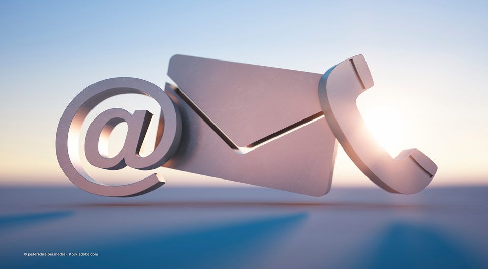 Eine Reihe mit gelben Garagentoren der Firma IVS Industrietore & Verladetechnik GmbH & Co. KG