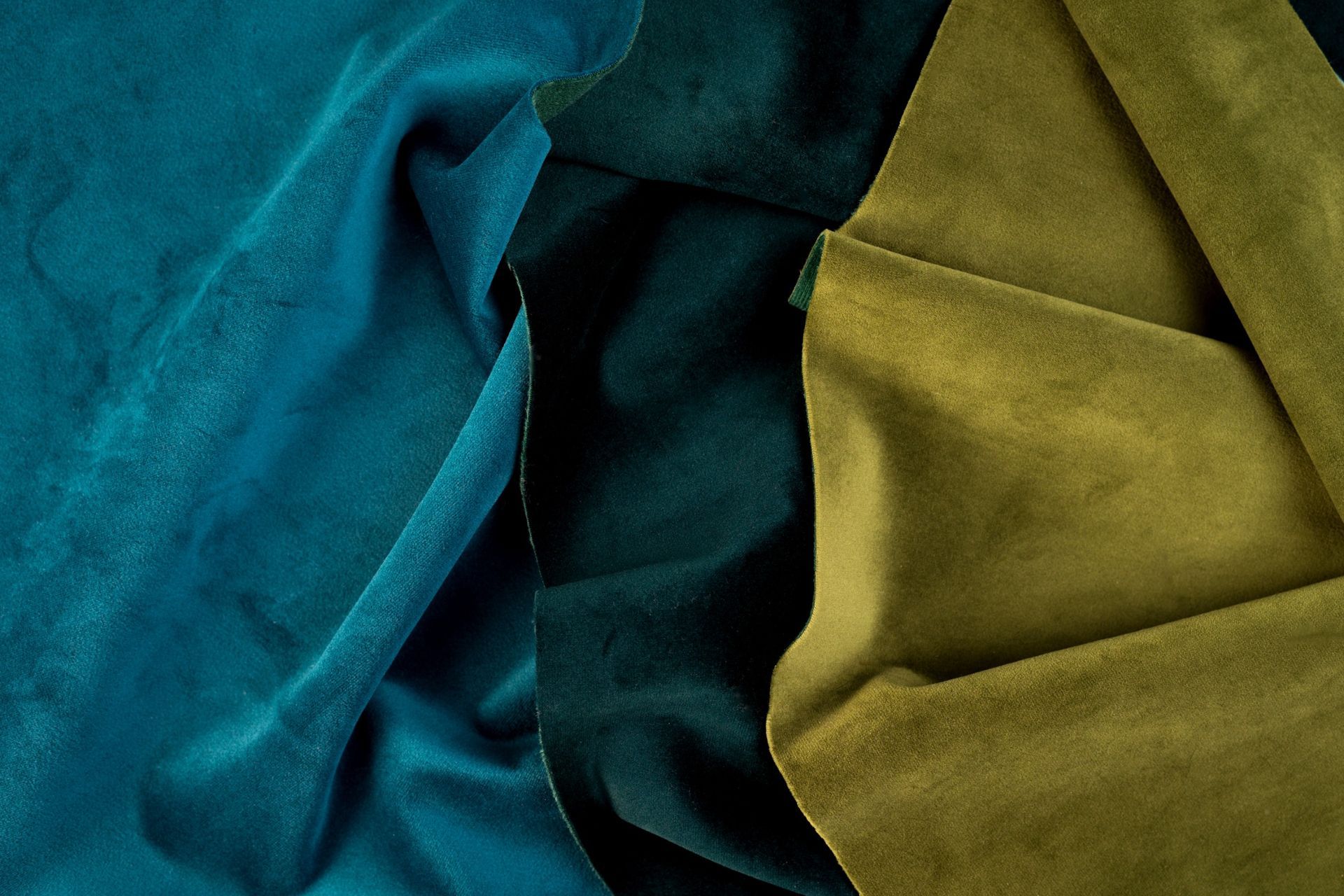 Un primer plano de dos piezas de tela azul y verde.