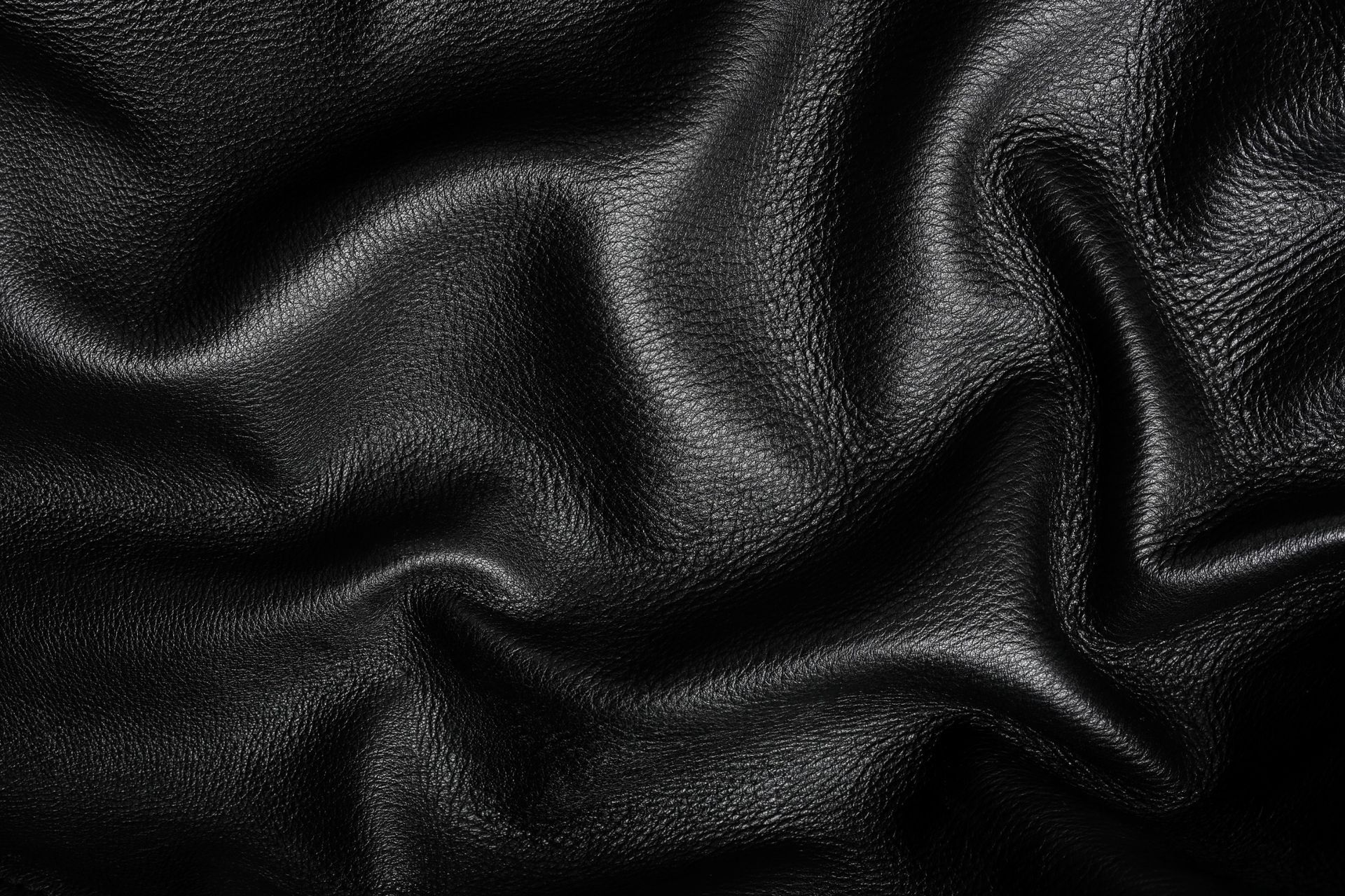 Un primer plano de una tela de terciopelo negro con ondas.