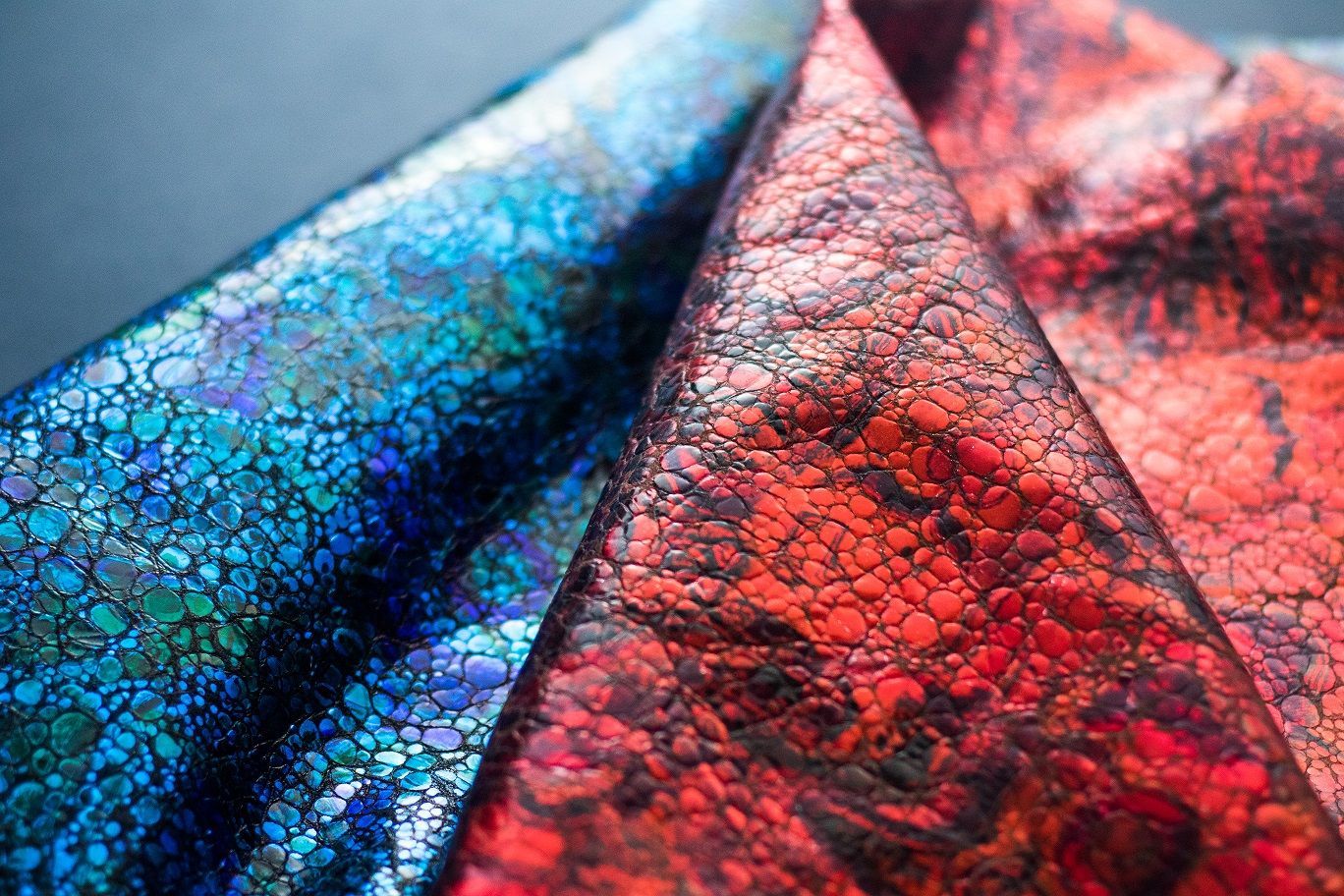 Un primer plano de dos piezas de tela colorida sobre una mesa.