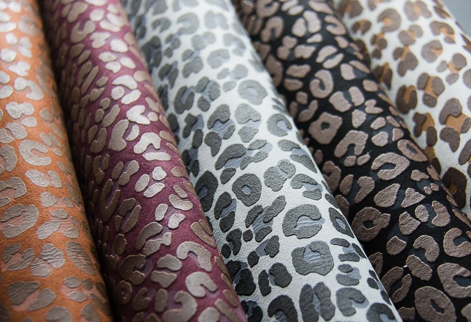 Un montón de telas con estampado de leopardo de diferentes colores.