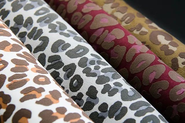 Tres rollos de tela con estampado de leopardo