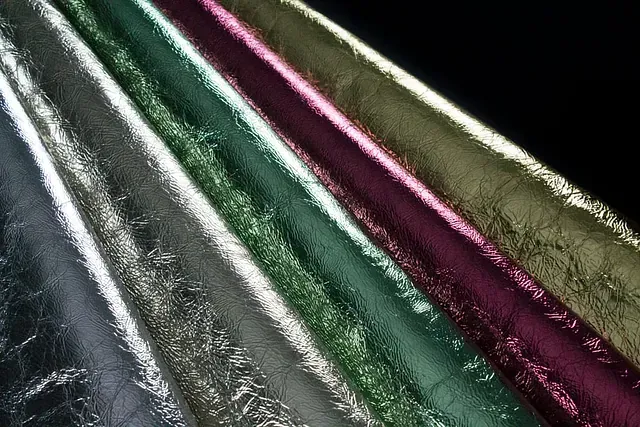 Un montón de telas de diferentes colores se apilan una encima de otra.
