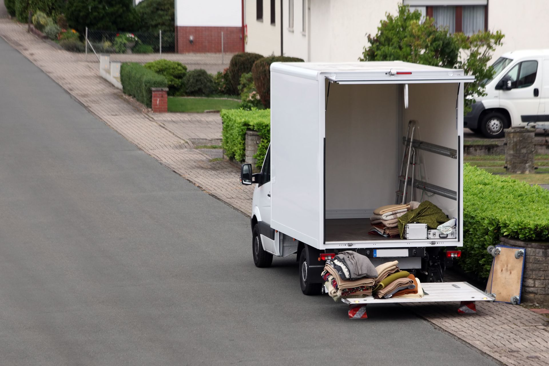 Ein Lkw wird mit Betonblöcken und einem Kran beladen.