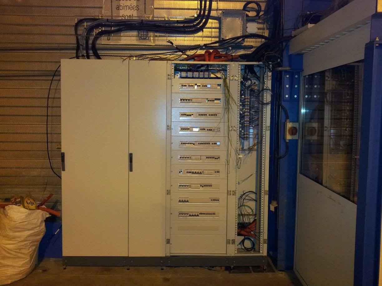 Installation d'une armoire de distribution électrique