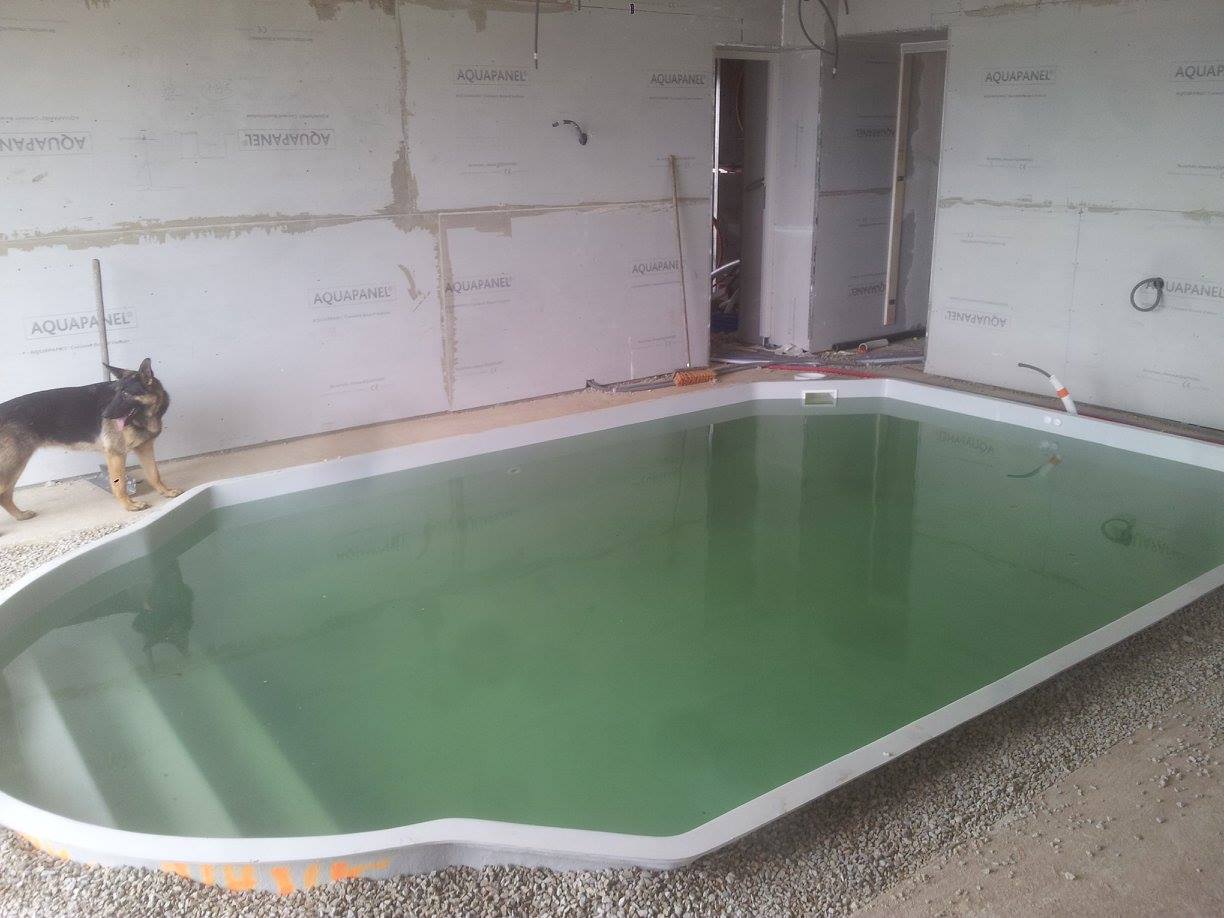 Plaques de plâtre autour d'une piscine intérieure