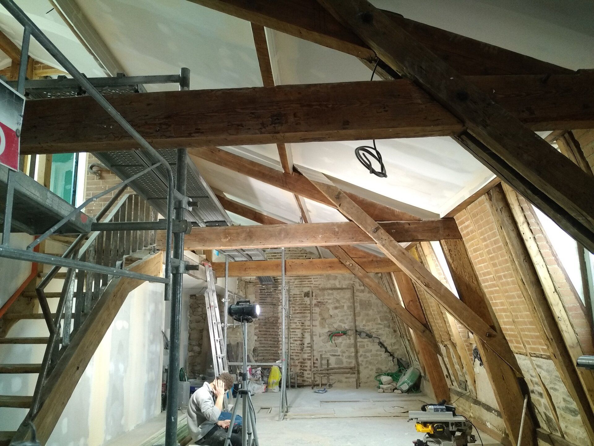 Plâtrerie avec poutres apparentes