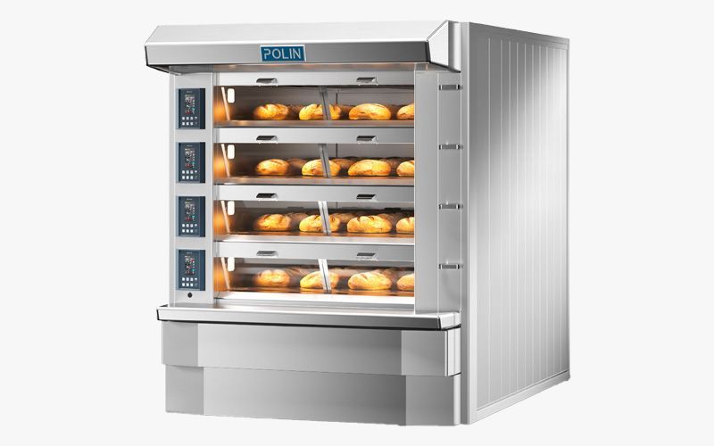 Four de boulangerie professionnel à plusieurs étagères contenant des produits de boulangerie, éclairé de l'intérieur.