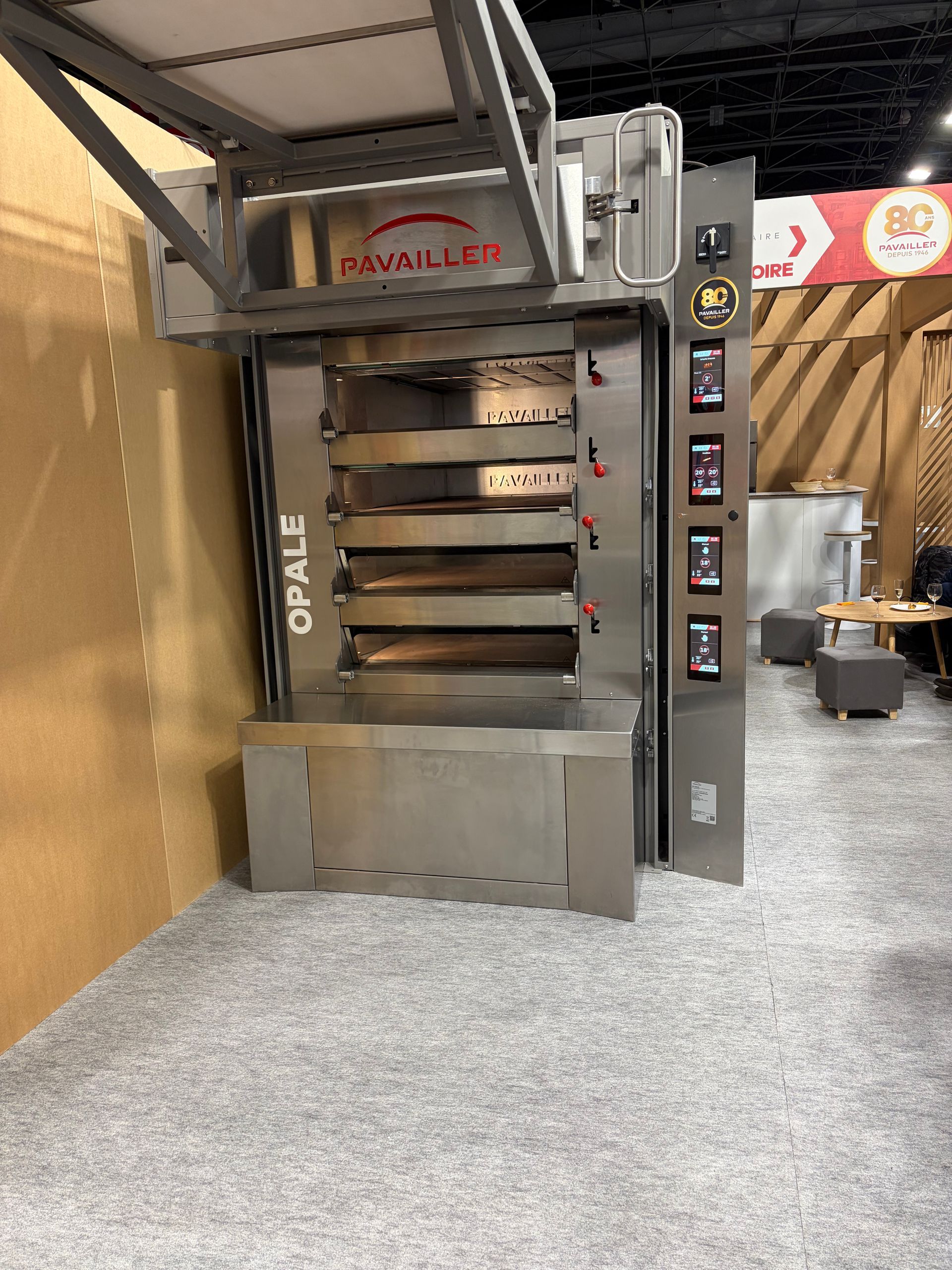 Four commercial en acier inoxydable avec plusieurs étagères, un panneau de commande et la marque PAVAILLER affichée.