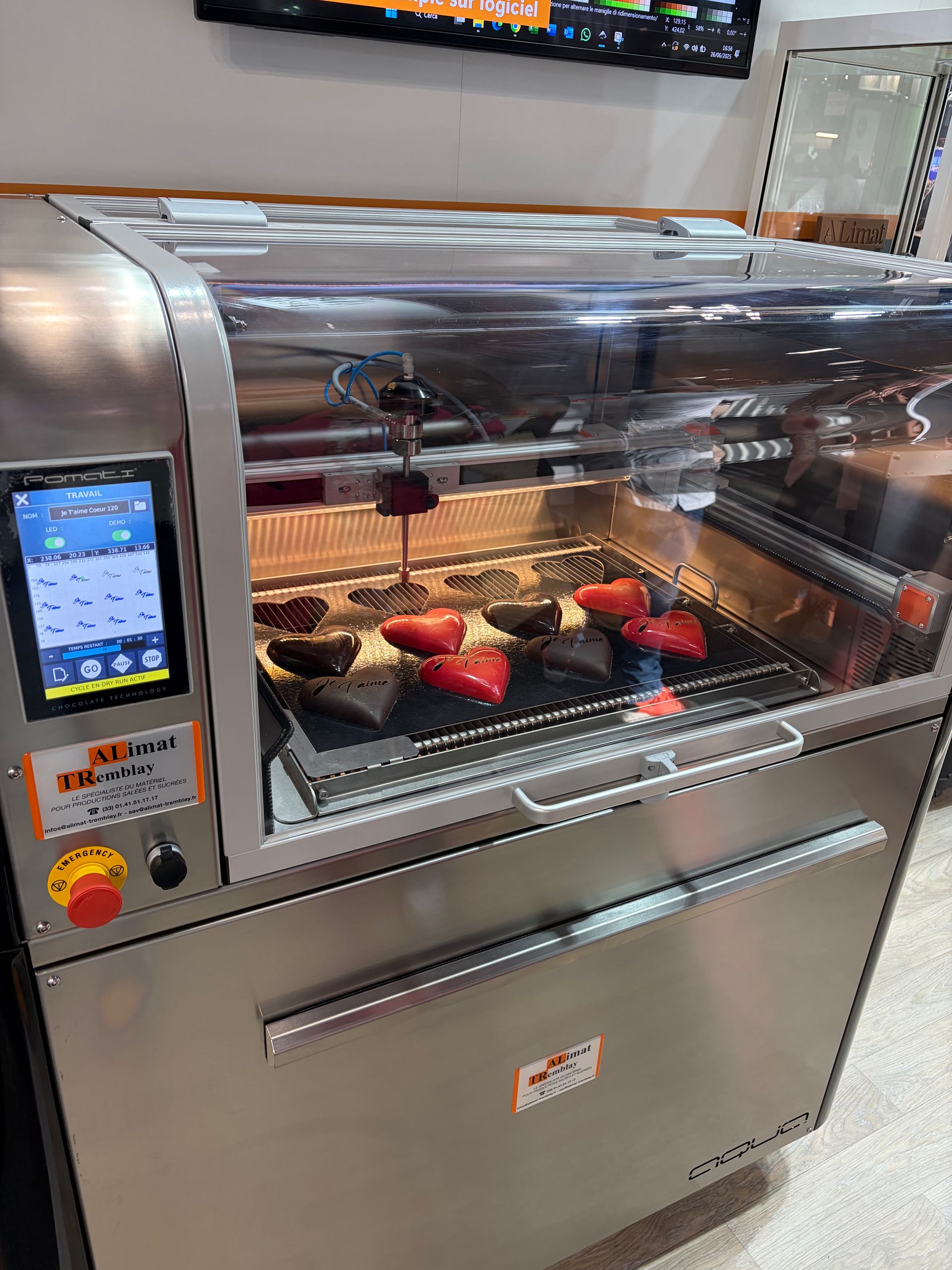 Four industriel avec panneau de commande tactile ; des échantillons alimentaires sont à l'intérieur.