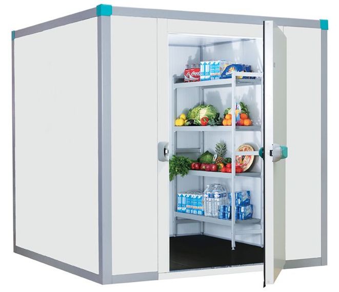 Vers la page installation en froid et clim Chambre froide, extérieur blanc, porte partiellement ouverte, étagères remplies de fruits et légumes et de produits emballés.
