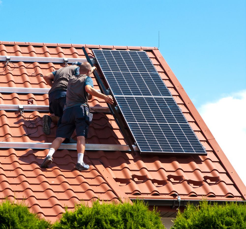 Deux artisans installant des panneaux photovoltaïques