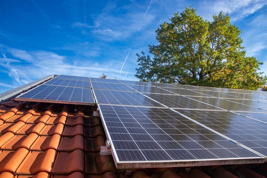 Panneaux photovoltaïques sur un toit en tuile