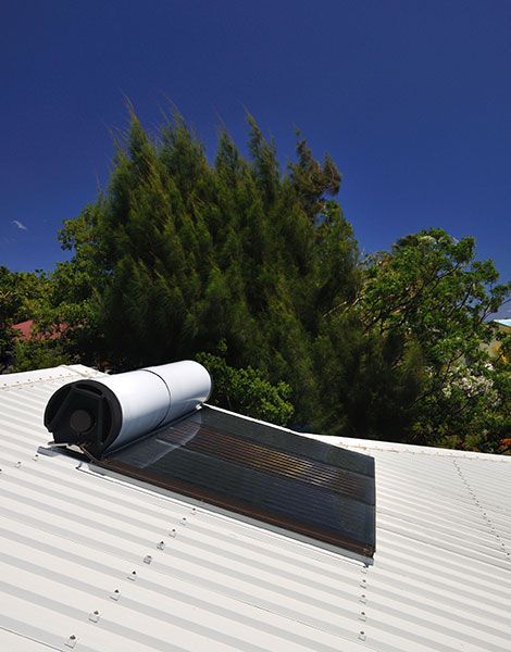 Chauffe-eau solaire sur une toiture blanche