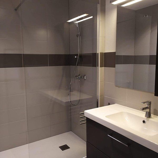 salle de bain rénovée avec une simple vasque