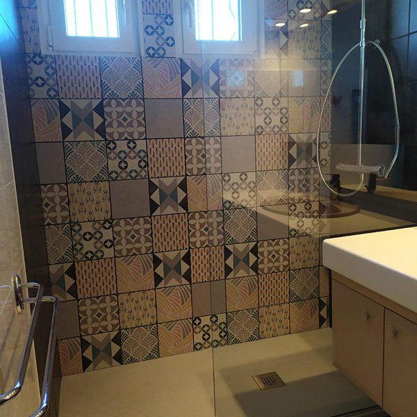 rénovation d'une salle de bain avec des carreaux differents sur le mur