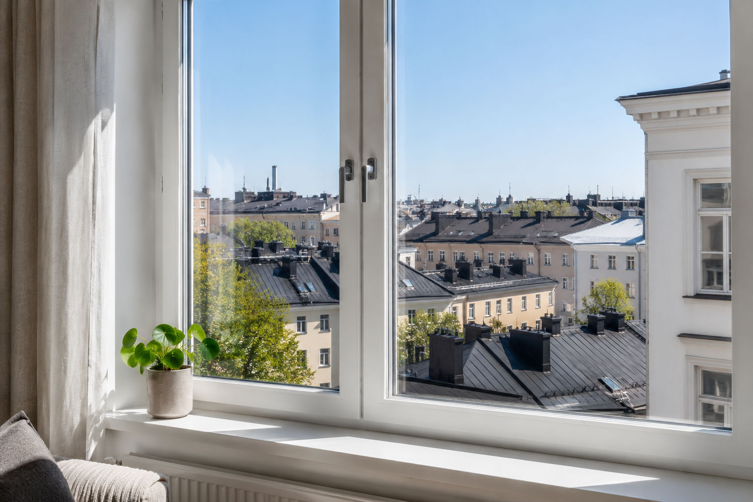 Puhdas olohuoneen ikkuna helsinkiläisessä kerrostaloasunnossa aurinkoisena päivänä.