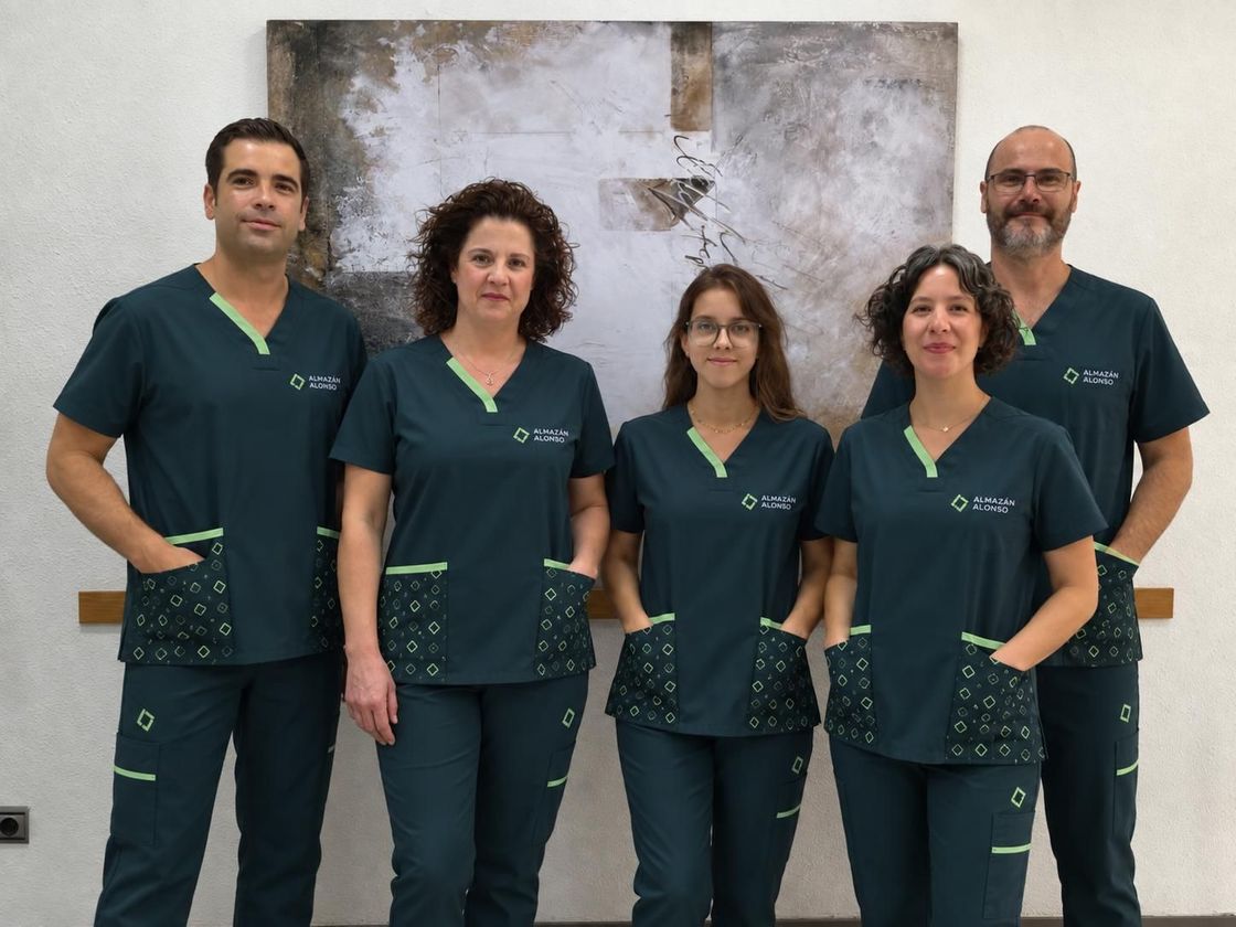 Un grupo de médicos y enfermeras posan para una fotografía.