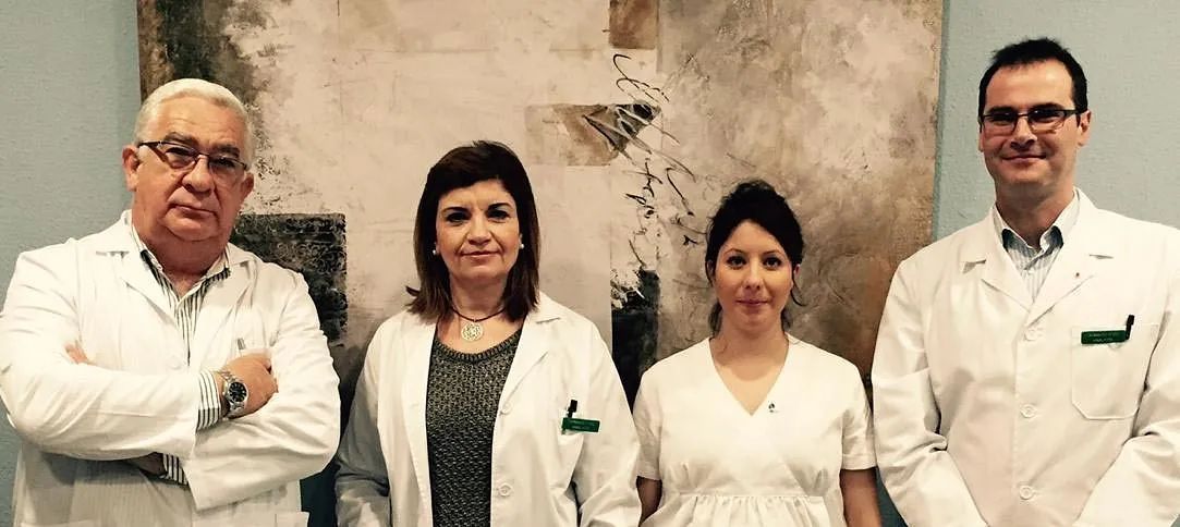 Un grupo de médicos y enfermeras posan para una fotografía.