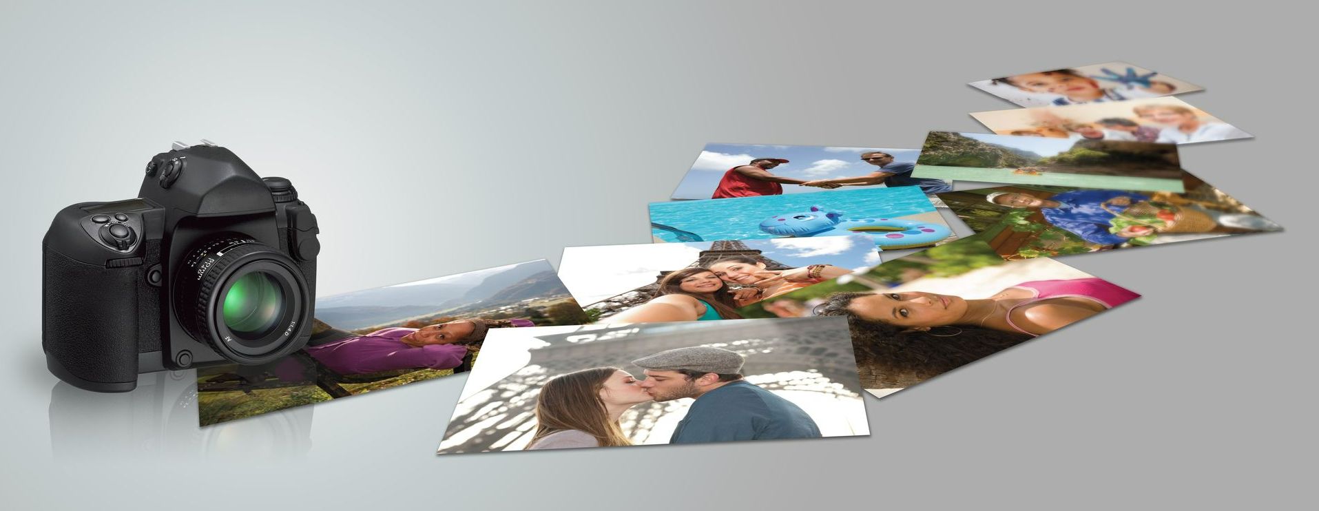 Appareil photo et tas de clichés développés