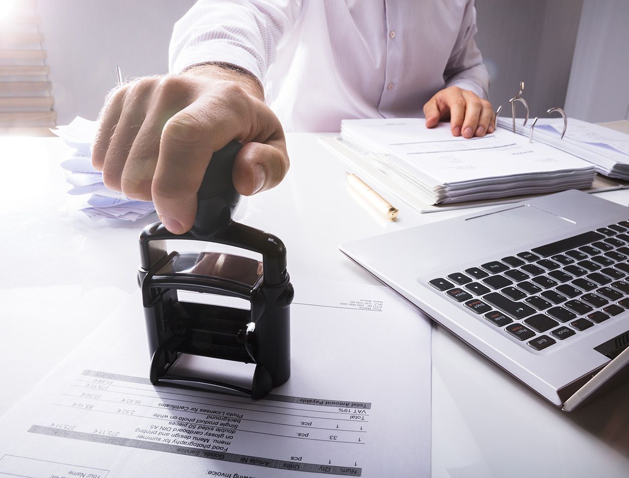 Tampon-encreur utilisé par un professionnel 