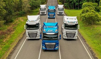 Una fila de camiones circula por una carretera.